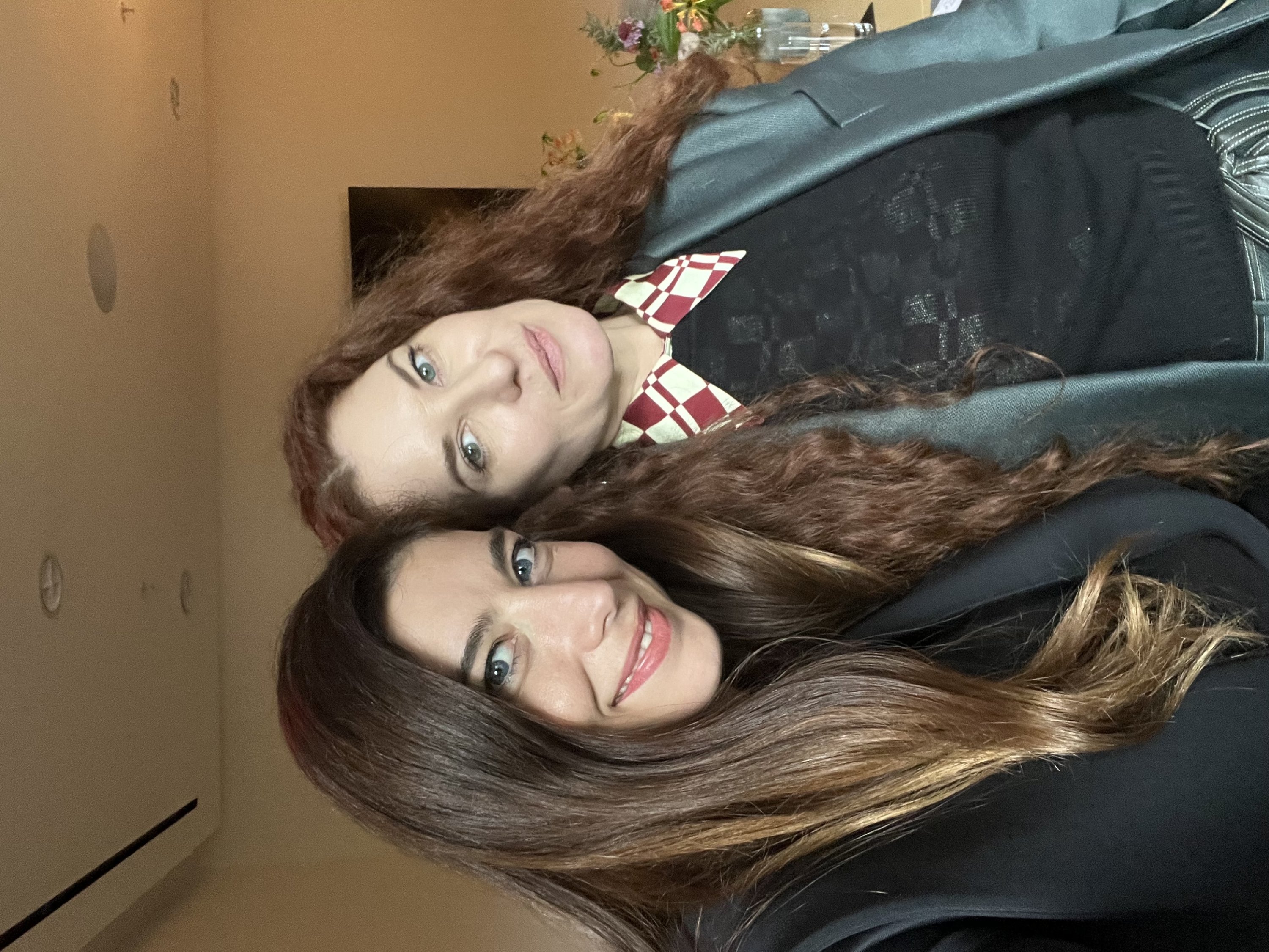 Funda Karayel (kiri) dan Emma Summerton saat wawancara, New York, AS, 17 November 2022. (Foto oleh Funda Karayel)
