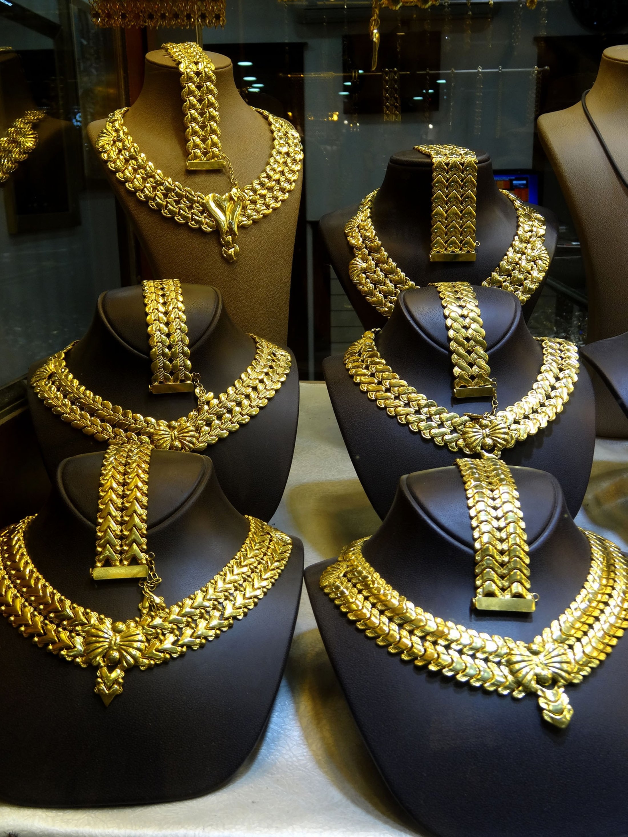 Kalung dan gelang emas di toko perhiasan di Türkiye.  (Foto Shutterstock)