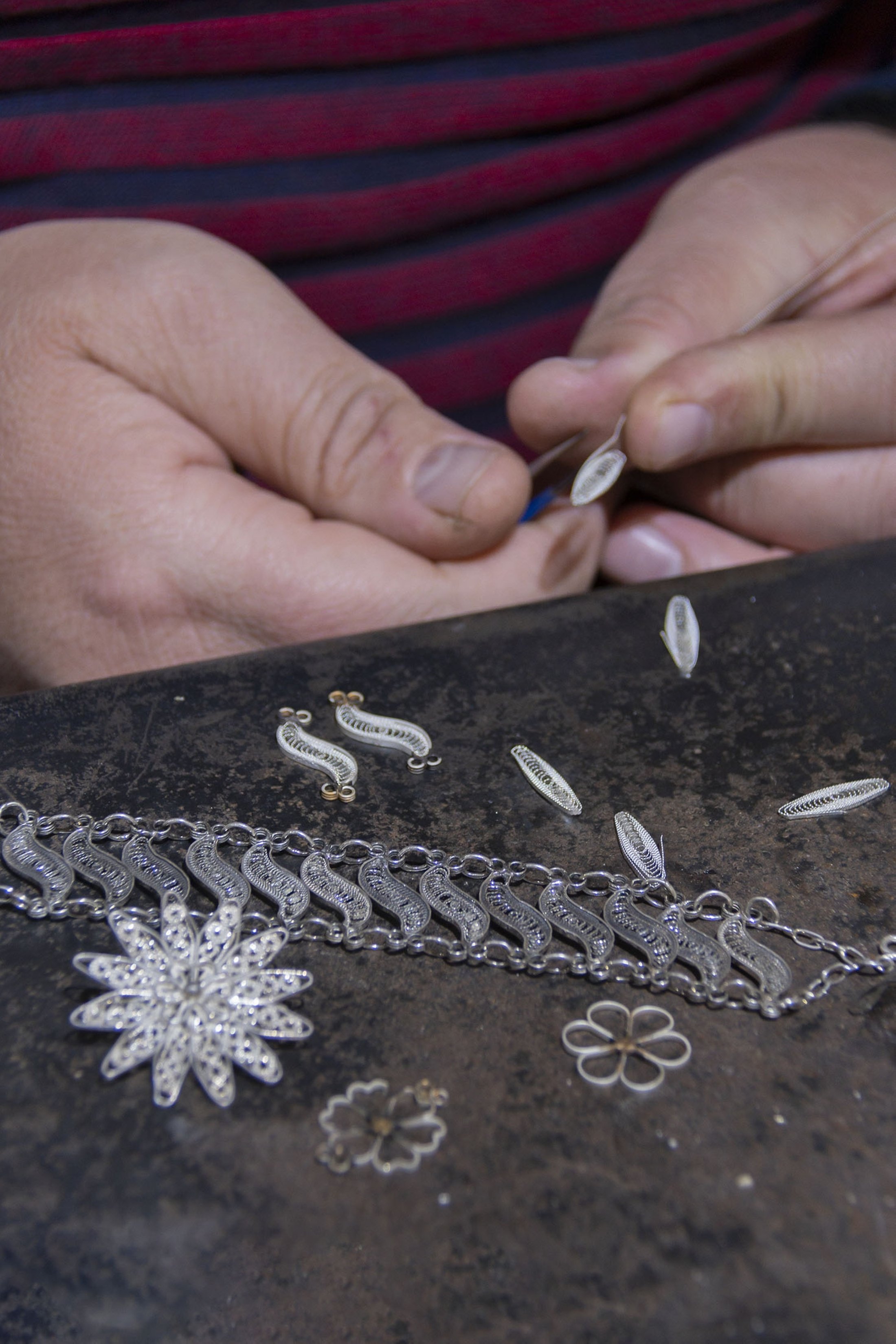 Seorang pengrajin bekerja membuat perhiasan kerawang perak tradisional Turki.  (Foto Getty Images)