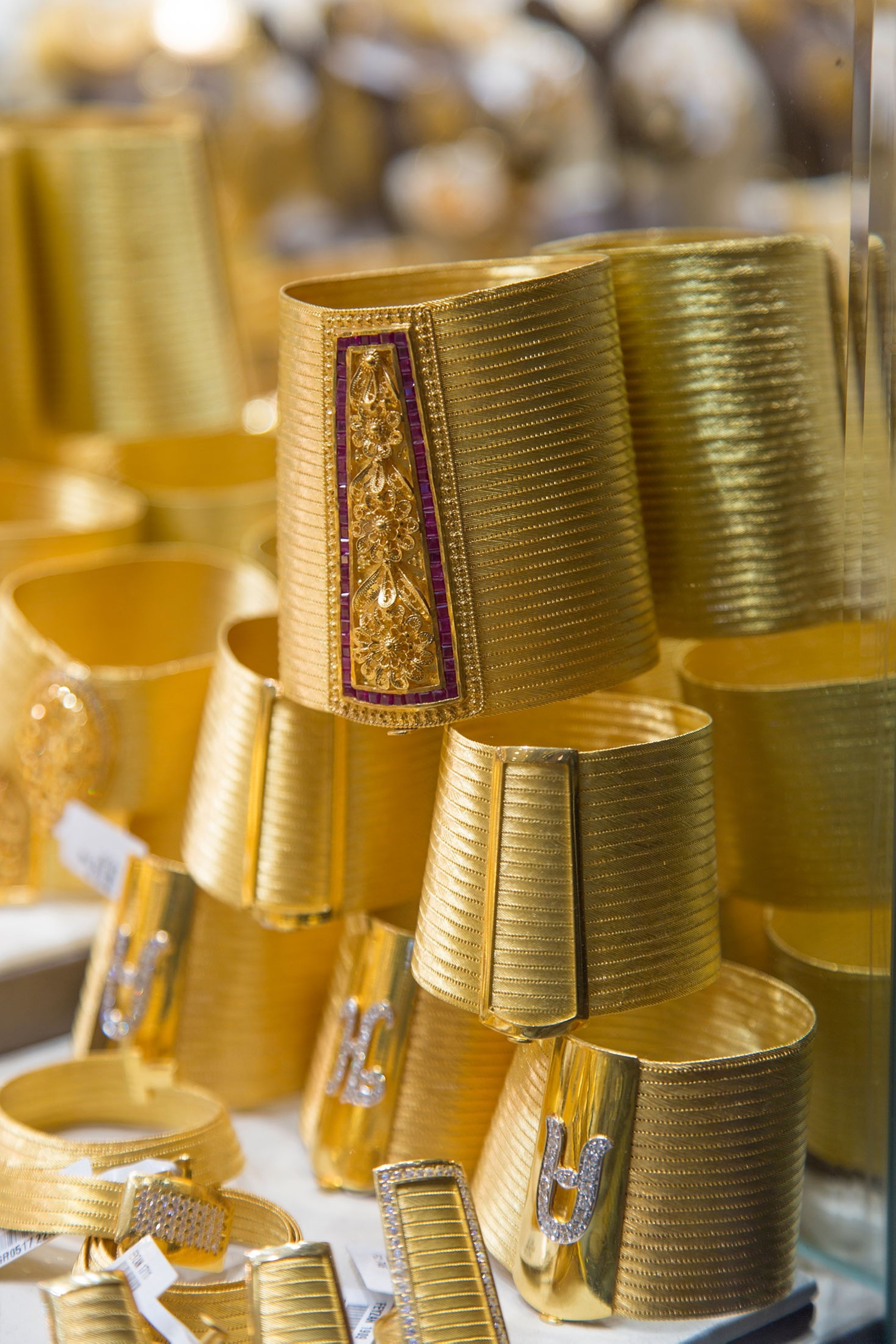 Gelang anyaman emas tradisional dari Trabzon, di Grand Bazaar di Istanbul, Türkiye.  (Foto Shutterstock)