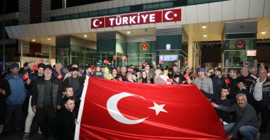 88 Ahıska Turks evacuated from the Ukrainian city of Kherson amid the war with Russia are greeted at Türkiye's border gate with Georgia on Nov. 20, 2022. (AA Photo)