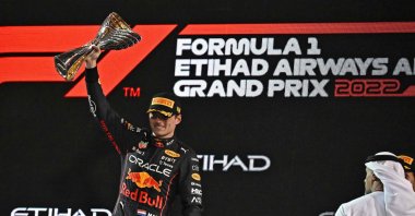 Red Bull's Max Verstappen raises the trophy after winning the Abu Dhabi F1 GP, Abu Dhabi, Nov. 20, 2022. (AFP Photo)