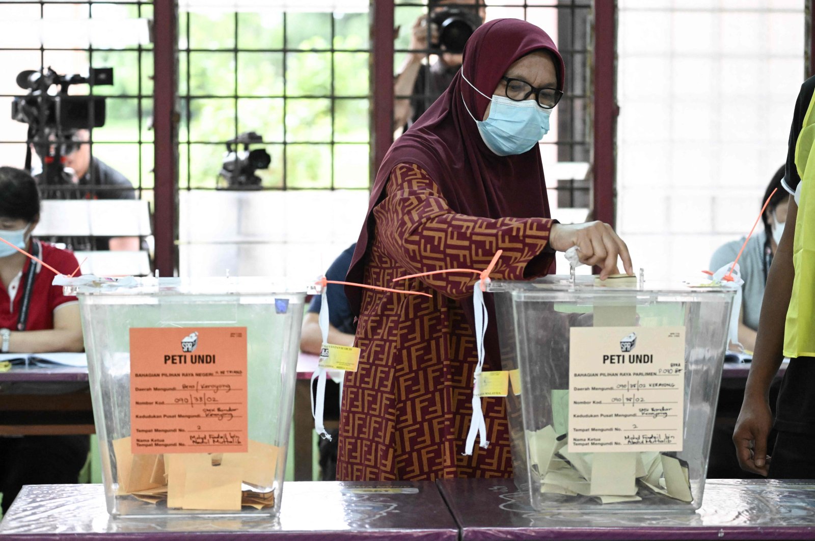 A woman casts her ballot at a polling station during the 15th general election, Bera, Malaysia, Nov. 19, 2022. (AFP Photo)
