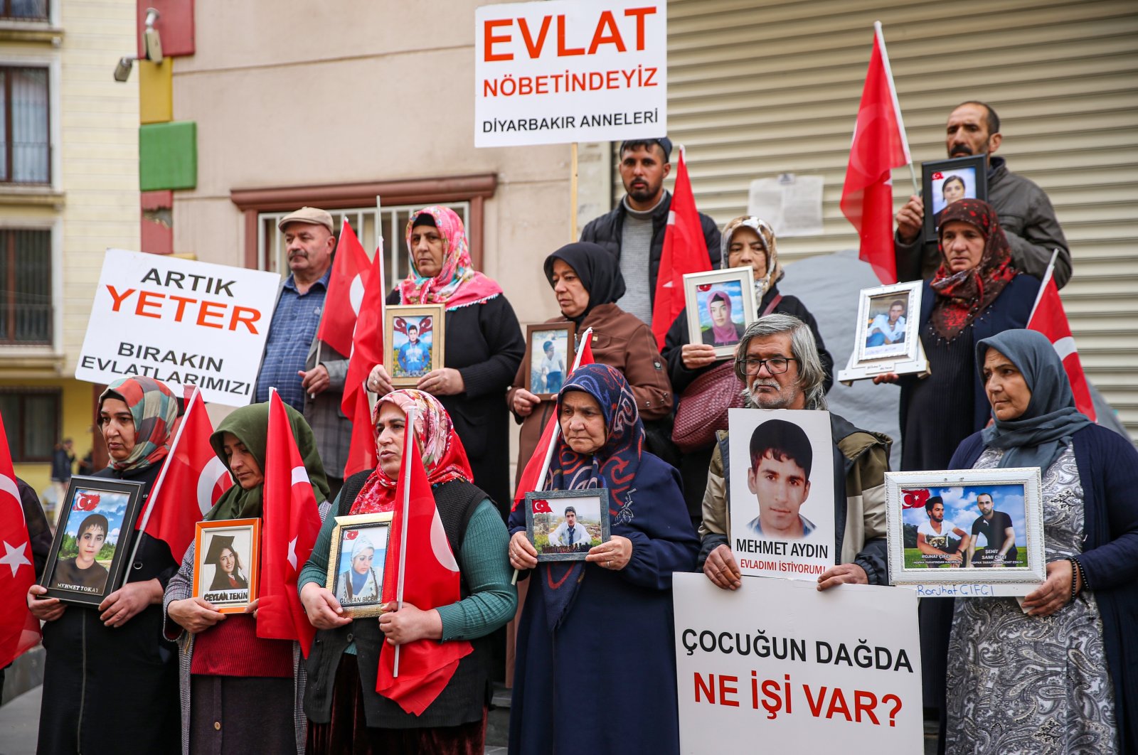 Keluarga korban muda PKK memperingati Hari Anak di Türkiye