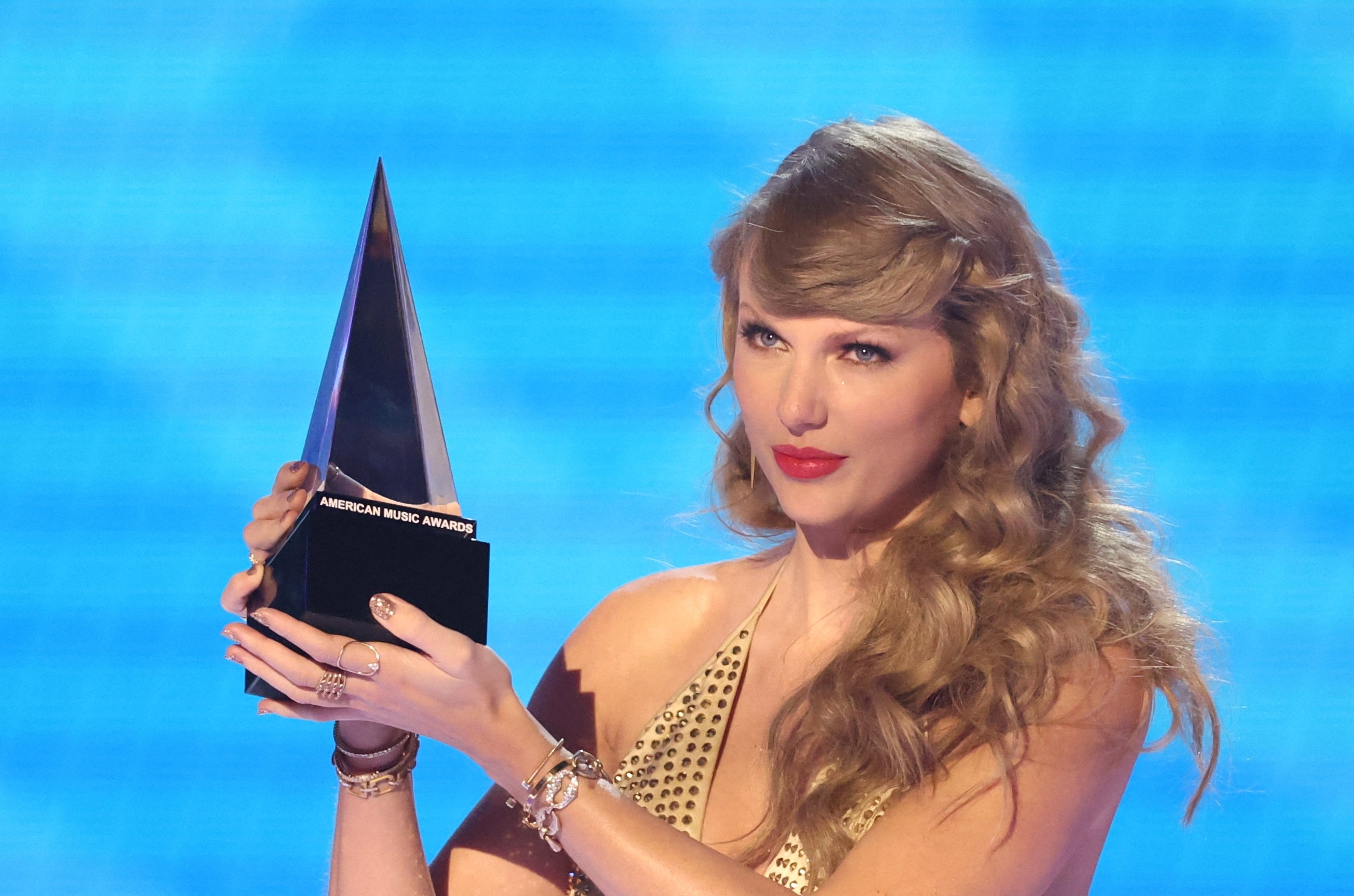 Taylor Swift menerima penghargaan artis terbaik tahun ini dalam American Music Awards 2022, di Microsoft Theater di Los Angeles, California, AS, 20 November 2022. (Foto Reuters)