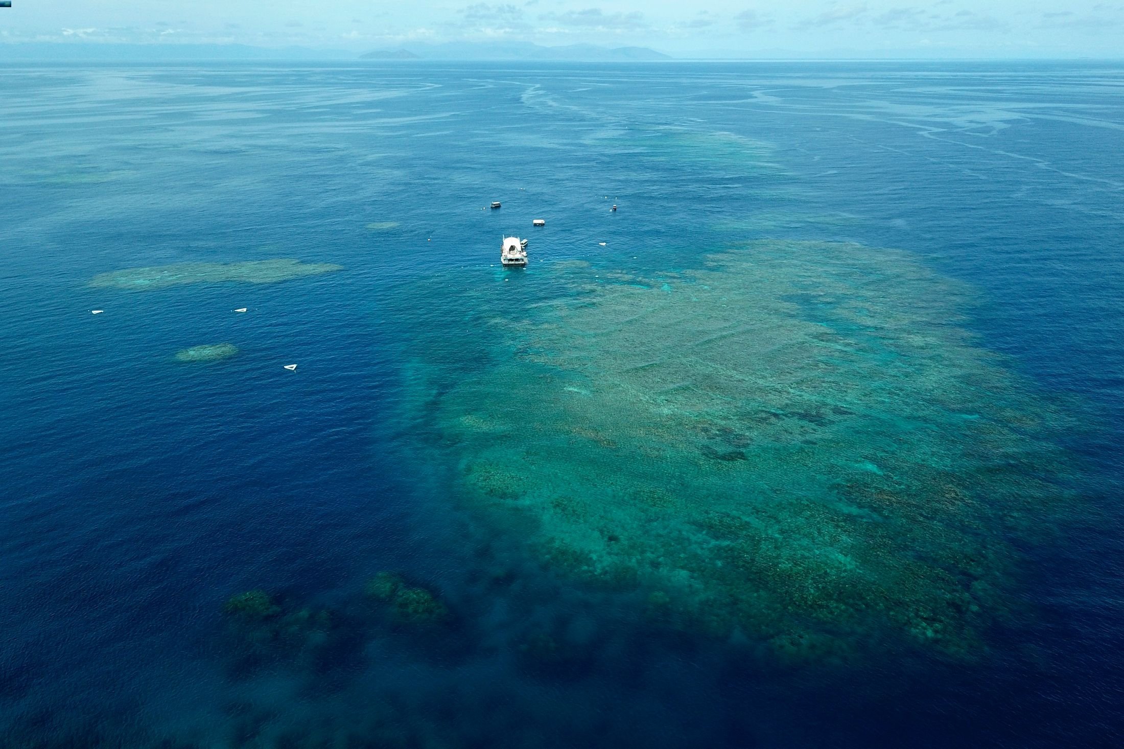 Ponton Remoora, milik Reef Magic, berada di atas Moore Reef, bagian dari Great Barrier Reef di Gunggandji Sea Country di lepas pantai Queensland, Australia, 14 November 2022. (AP Photo)