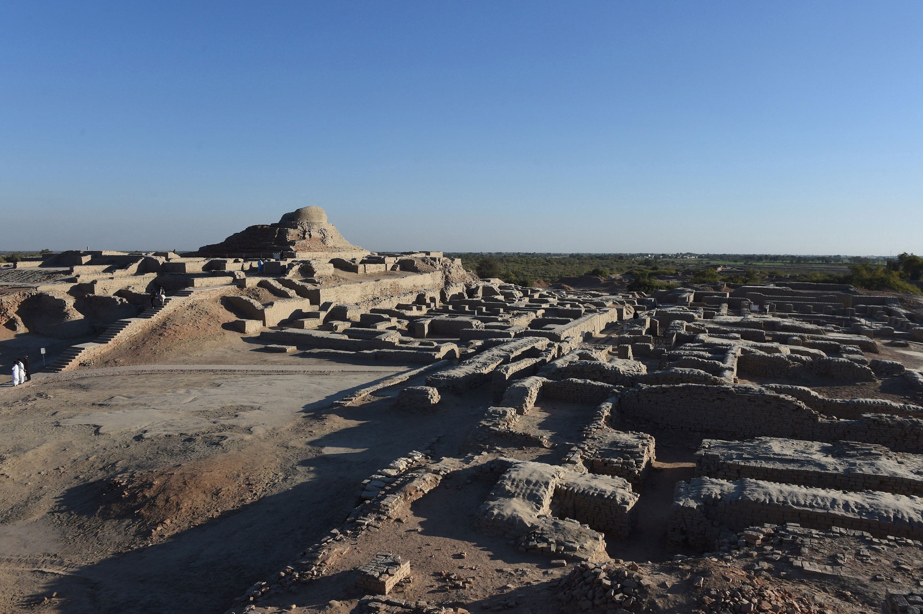 Pengunjung berjalan melalui situs arkeologi Warisan Dunia UNESCO Mohenjo Daro, utara Karachi, Pakistan, 9 Februari 2017. (Foto AFP)