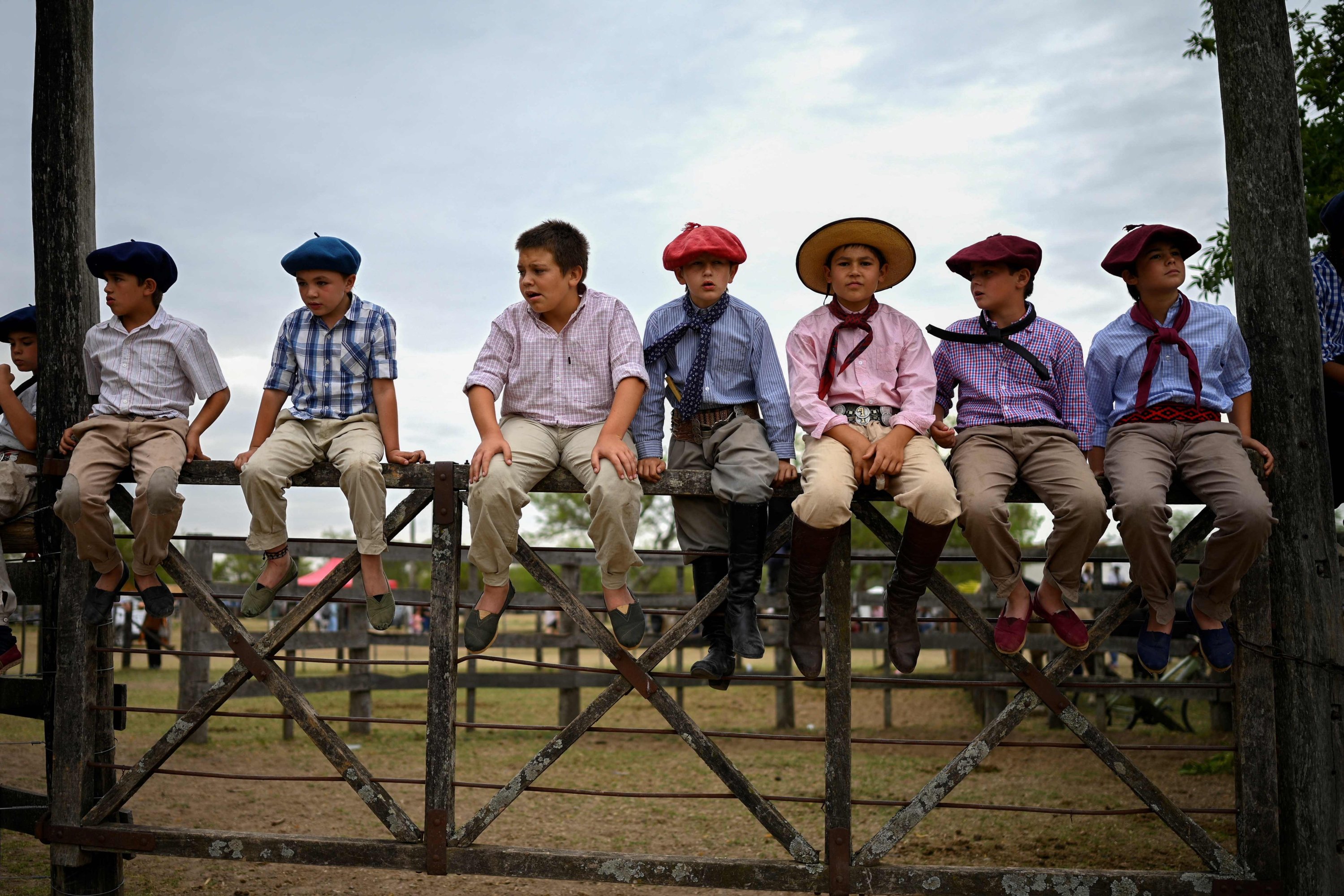 Anak-anak Gaucho menonton pameran rodeo selama Festival Tradisi ke-83 di San Antonio de Areco, Argentina, 12 November 2022. (Foto AFP)