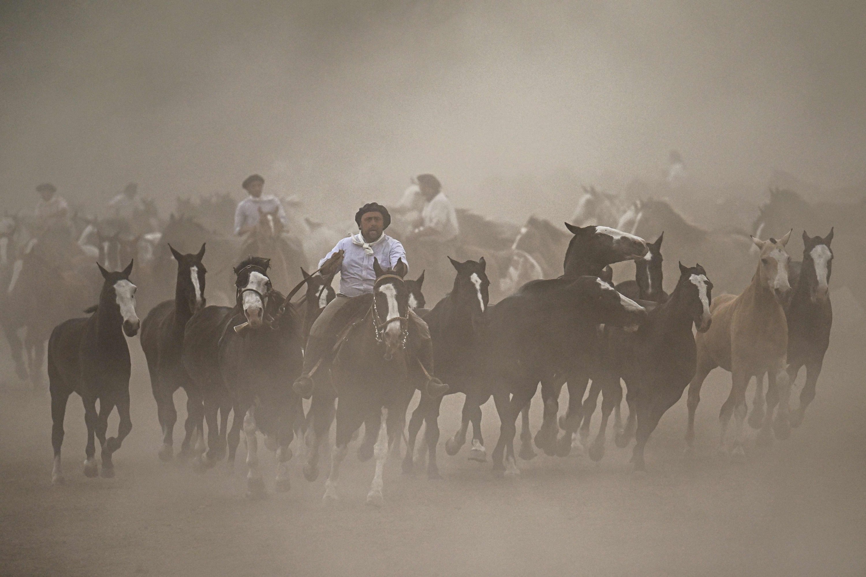 Para Gaucho menunggang kuda dalam Festival Tradisi ke-83 di San Antonio de Areco, Argentina, 12 November 2022. (Foto AFP)