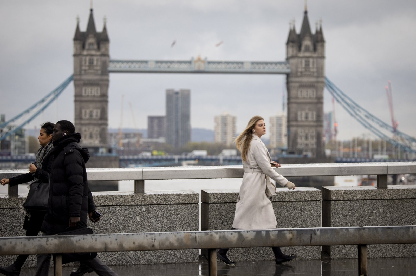 Commuters walk on London Bridge, London, U.K., Nov., 17, 2022. (EPA Photo)
