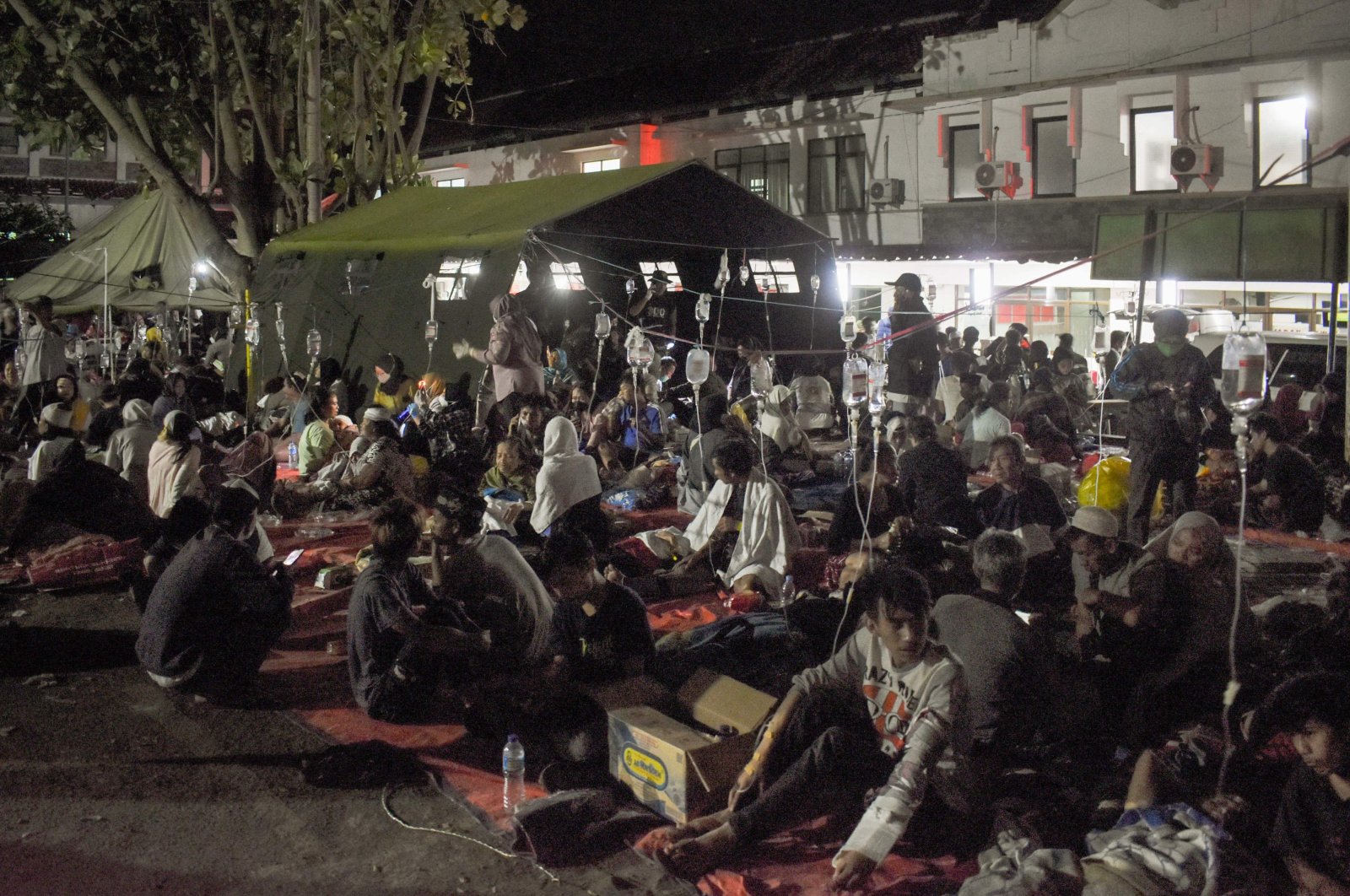 Wounded survivors of an earthquake are being treated in the yard of a hospital in Cianjur on Nov. 21, 2022. (AFP Photo)
