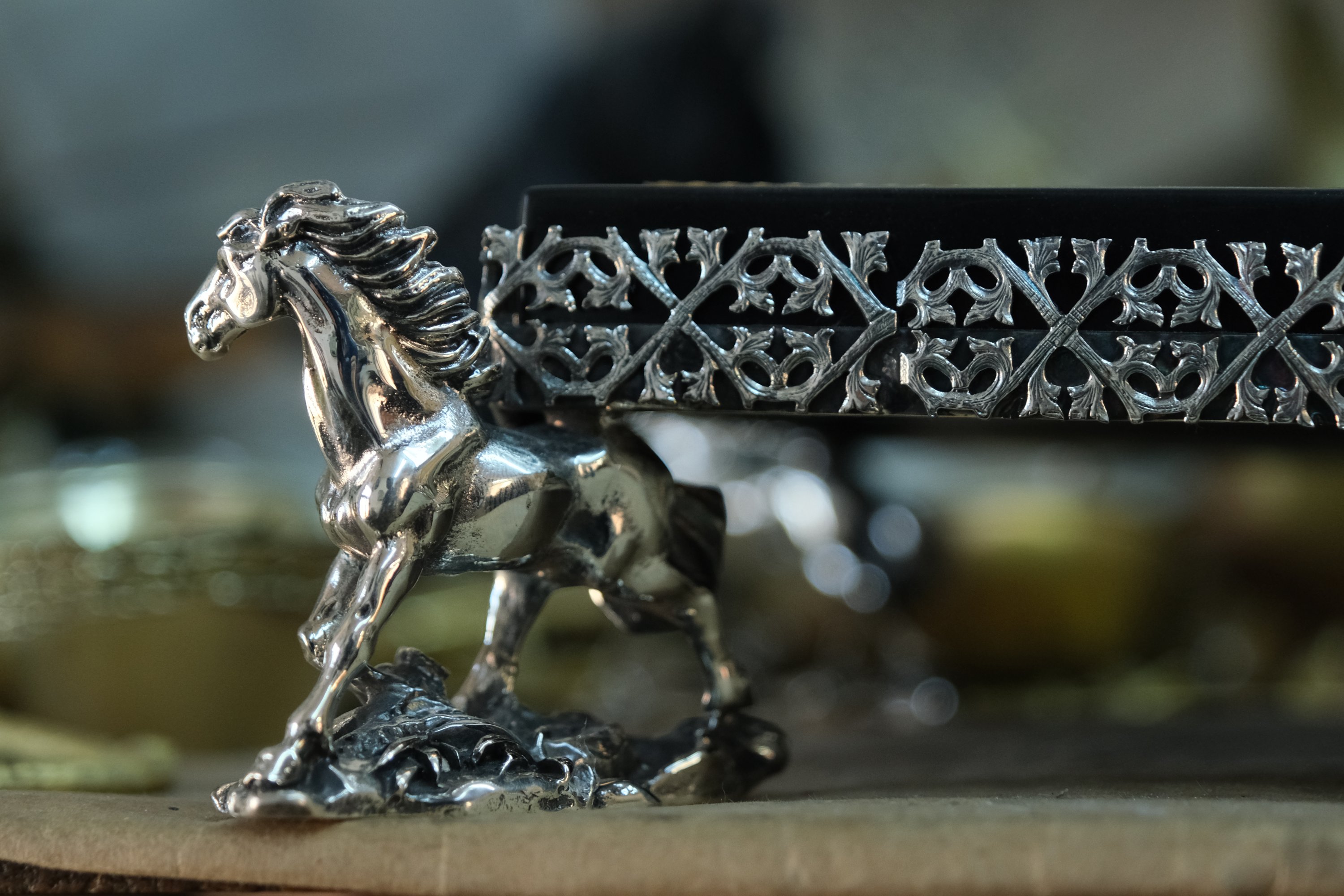 Detail seekor kuda terlihat di cangkir yang dibuat oleh salah satu perancang utama Grand Bazaar, Sabri Demirci, Istanbul, Türkiye, 21 Oktober 2022. (Foto AA)