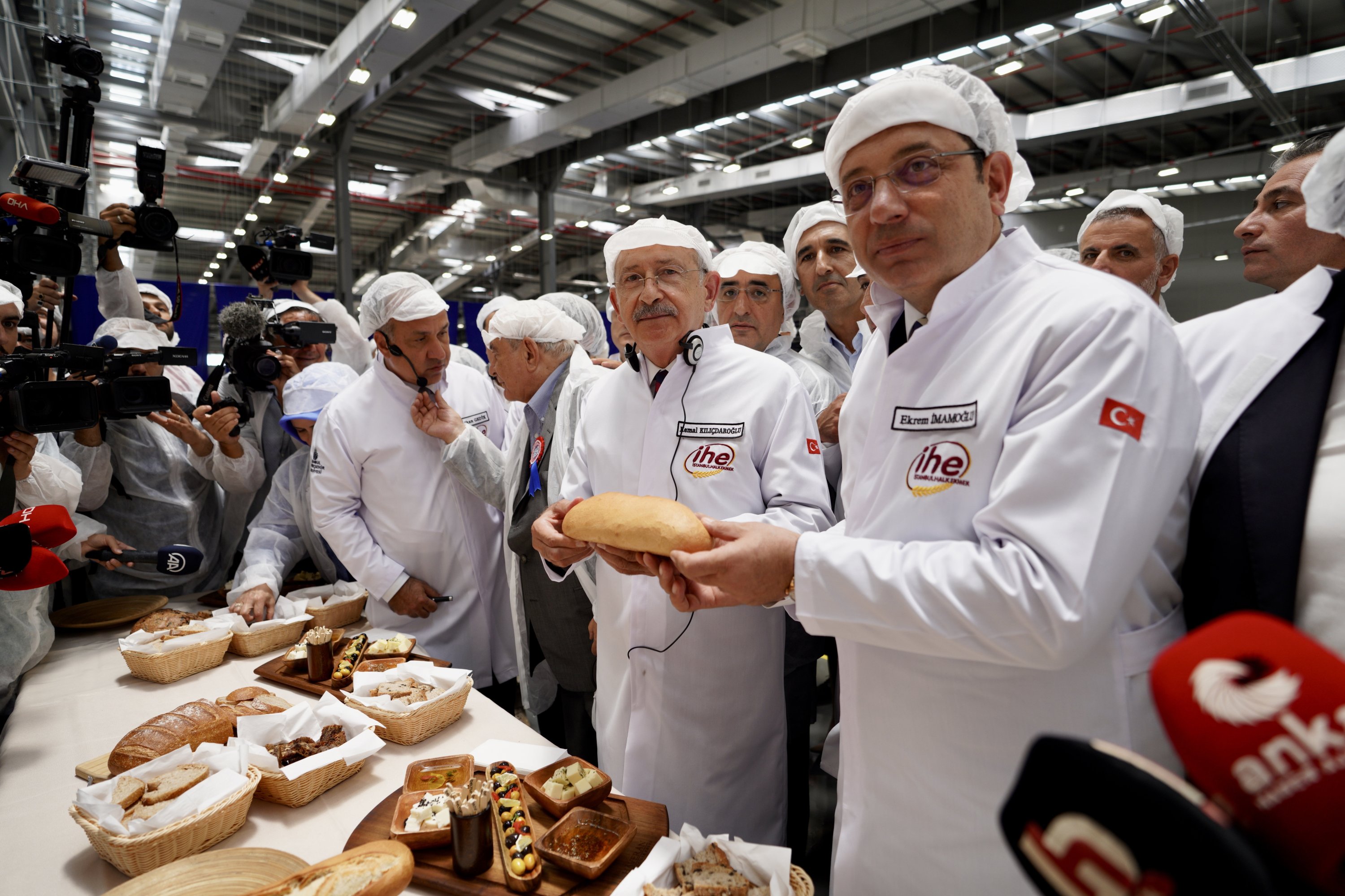 Walikota Istanbul Ekrem Imamoğlu (kanan) dan Ketua CHP Kemal Kılıçdaroğlu (kedua dari kanan) menghadiri upacara pembukaan pabrik roti yang sekarang tidak terpakai, Istanbul, Türkiye, 23 Juli 2022. (Foto oleh Barış Savaş)