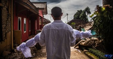 A villager carries the body of his dead son following a 5.6-magnitude earthquake that killed at least 162 people, Cianjur, Indonesia, Nov. 22, 2022. (AFP Photo)