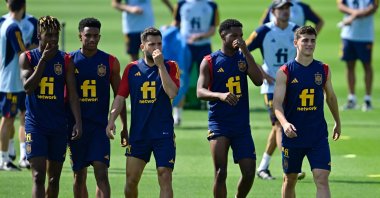 (L-R) Spain's forward Nico Williams, Spain's defender Alejandro Balde, Spain's defender Jordi Alba, Spain's forward Ansu Fati and Spain's midfielder Gavi take part in a training session at Qatar Universty, Doga, Qatar, Nov. 21, 2022. (AFP Photo)