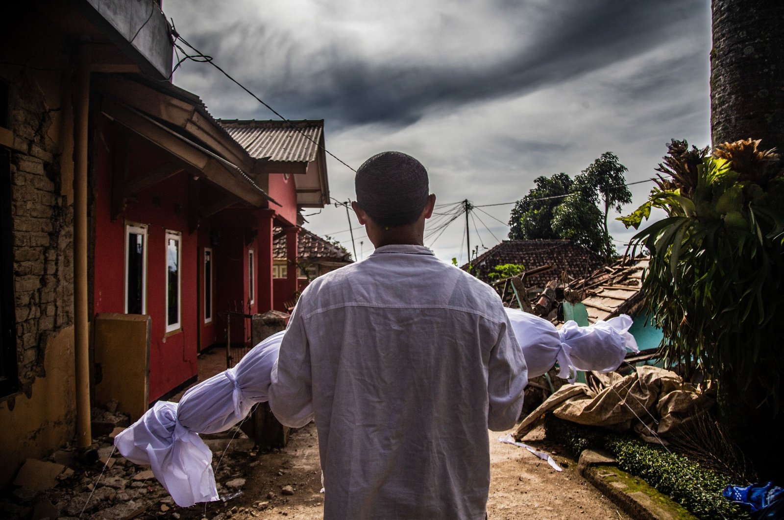 Indonesia yang dilanda gempa berduka, terus mencari korban