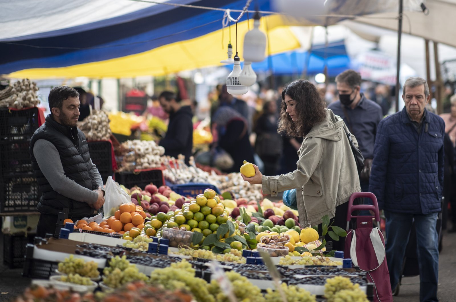 People shop at a local market in Istanbul, Türkiye, Nov.3, 2022. (EPA Photo)