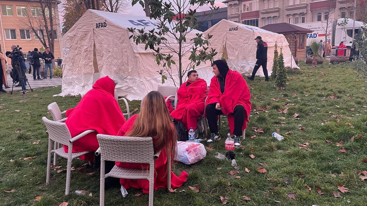 Orang-orang yang terbungkus selimut duduk di luar tenda yang didirikan oleh AFAD, di Düzce, Türkiye utara, 23 November 2022. (Foto AA) 