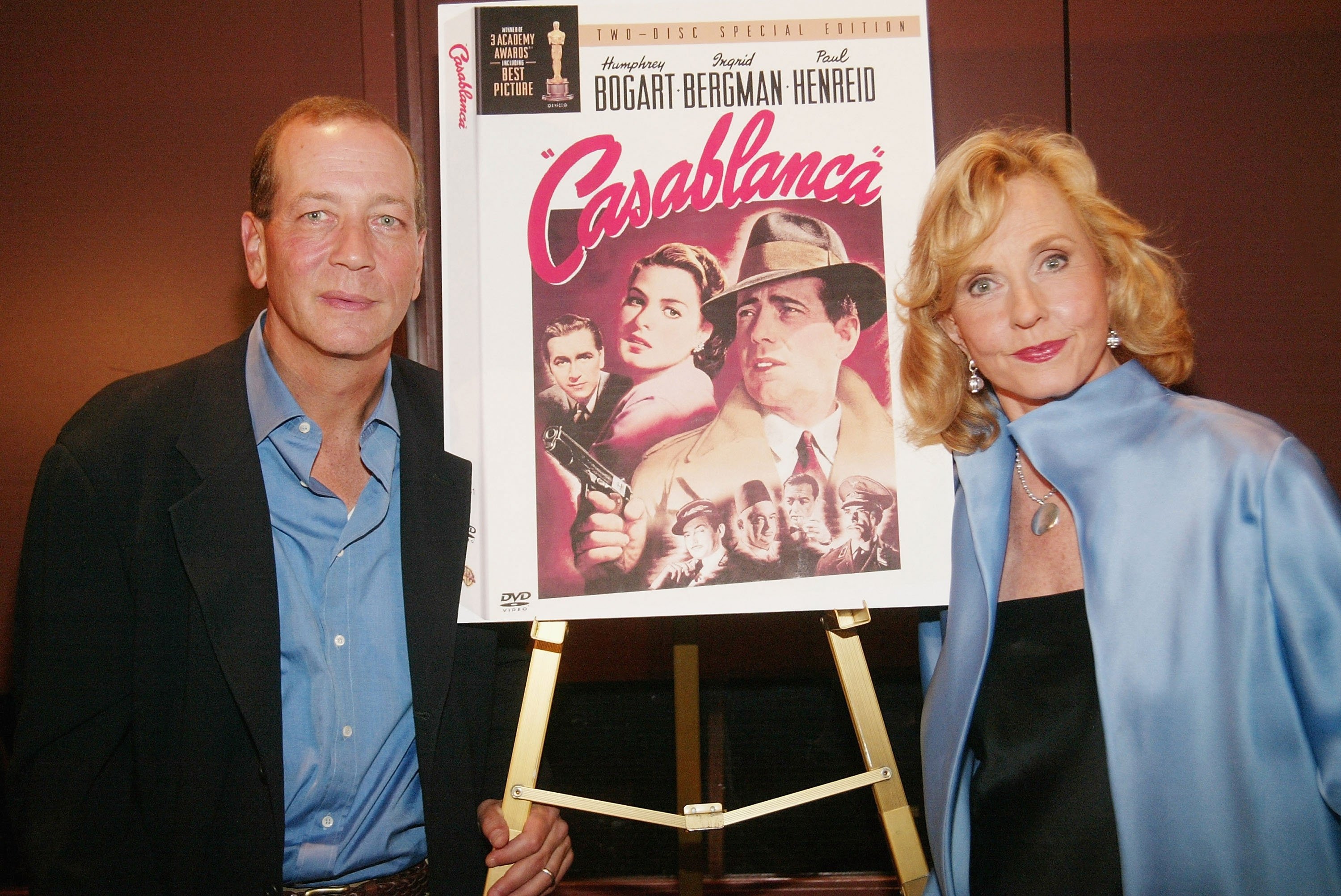 Putra Humphrey Bogart, Stephen Bogart, dan putri Ingrid Bergman, Pia Lindstrom, menghadiri konferensi pers untuk HUT ke-60 