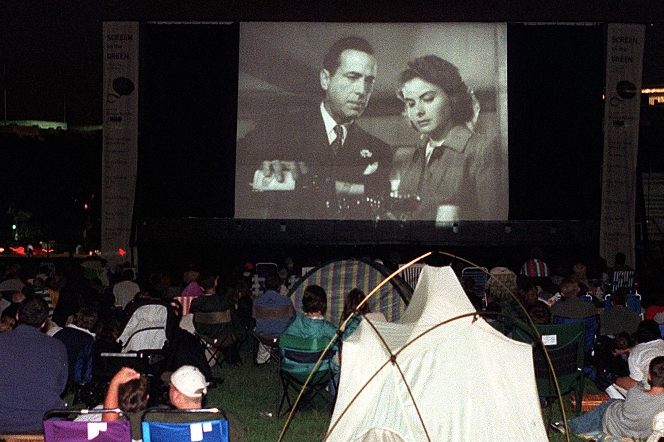 Moviegoers watch the classic film &quot;Casablanca&quot; on a 20-by-40-foot outdoor screen on the Washington Monument grounds in Washington, U.S., July 12, 1999. (AFP Photo)