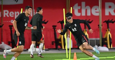 South Korea's midfielder Son Heung-min (R) and defender Kim Min-jae (L) take part in a training session at Al Egla Training Site 5. Doha, Qatar, Nov. 22, 2022. (AFP Photo)