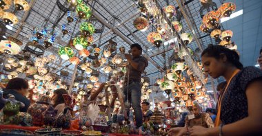Visitors look at traditional Turkish lights during the 38th India International Trade Fair at Pragati Maidan, in New Delhi, India, Nov. 20, 2018. (Getty Images Photo)