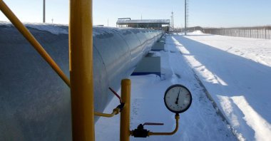 A gas pipe with a gauge is seen at the Russian gas export monopoly Gazprom's Sudzha pumping station, Jan.13, 2009. (Reuters Photo)