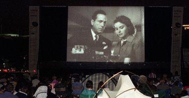Moviegoers watch the classic film &quot;Casablanca&quot; on a 20-by-40-foot outdoor screen on the Washington Monument grounds in Washington, U.S., July 12, 1999. (AFP Photo)