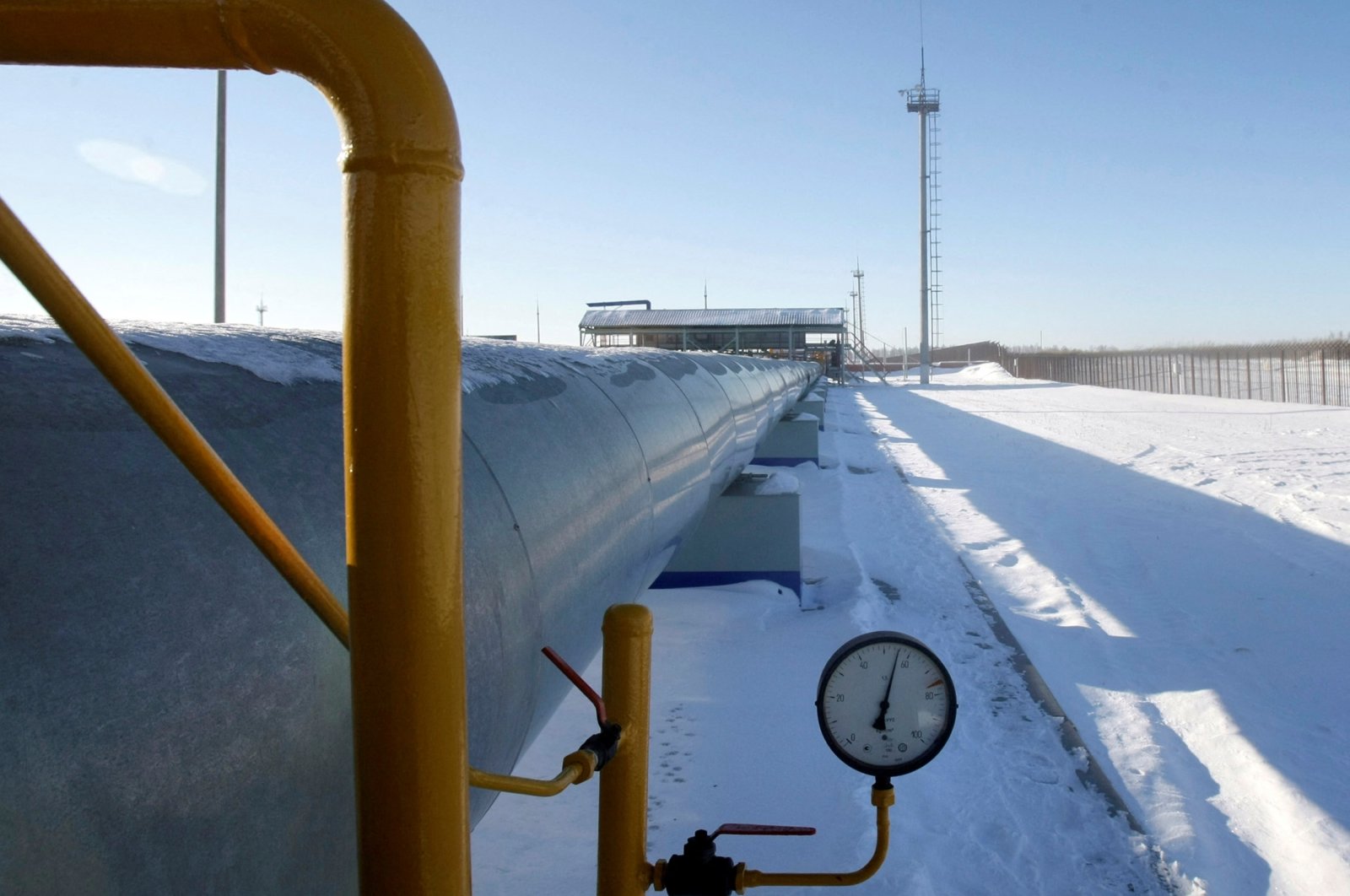 A gas pipe with a gauge is seen at the Russian gas export monopoly Gazprom&#039;s Sudzha pumping station, Jan.13, 2009. (Reuters Photo)