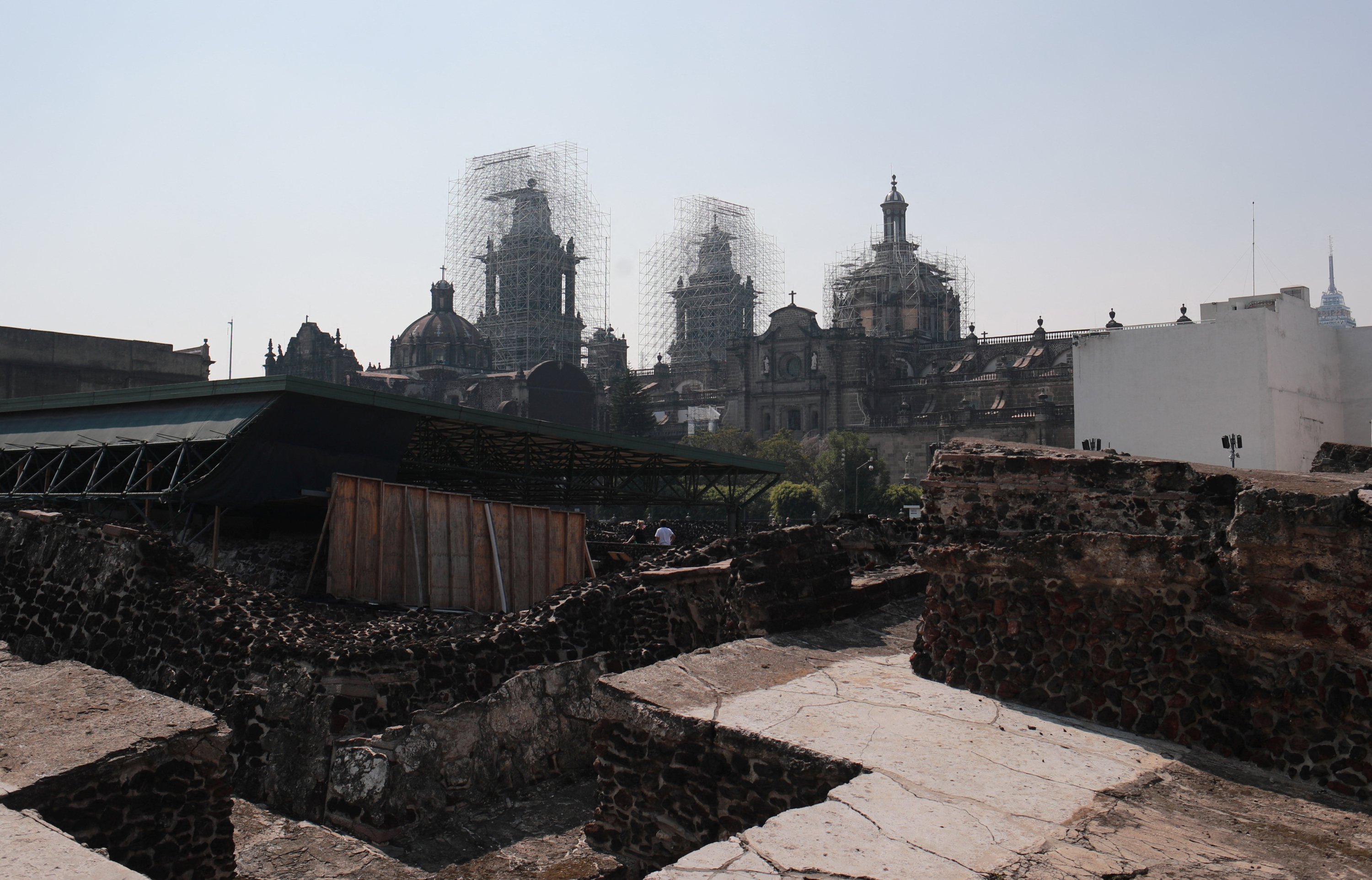 Pandangan umum Walikota Templo di mana beberapa persembahan ritual baru-baru ini ditemukan tak jauh dari tangga Walikota Templo, Mexico City, Meksiko, 15 November 2022. (Foto Reuters)