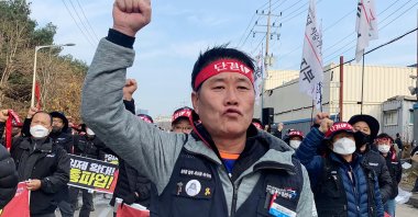 Unionized truckers shout slogans during their rally as they kick off their strike in front of transport hub Uiwang, south of Seoul, South Korea, Nov. 24, 2022. (Reuters Photo)