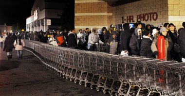 Shopping carts line the sidewalk outside Walmart to keep the waiting crowd in check, Virginia, U.S., Nov. 28, 2008. (Getty Images Photo)