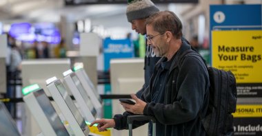 Travelers check in for their flights ahead of the Thanksgiving holiday at Hartsfield-Jackson Atlanta International Airport in Atlanta, Georgia, U.S., Nov. 22, 2022. (Reuters Photo)