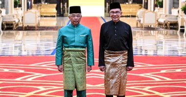 Malaysia&#039;s King Sultan Abdullah Sultan Ahmad Shah (L) and Malaysia&#039;s newly appointed Prime Minister Anwar Ibrahim pose for a photo, Kuala Lumpur, Malaysia, Nov. 24, 2022. (EPA Photo)