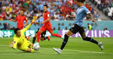 South Korea's Kim Seung-gyu in action with Uruguay's Darwin Nunez during the Qatar 2022 World Cup Group H football match between Uruguay and South Korea at the Education City Stadium, Al Rayyan, Qatar, Nov. 24, 2022. (AFP Photo)