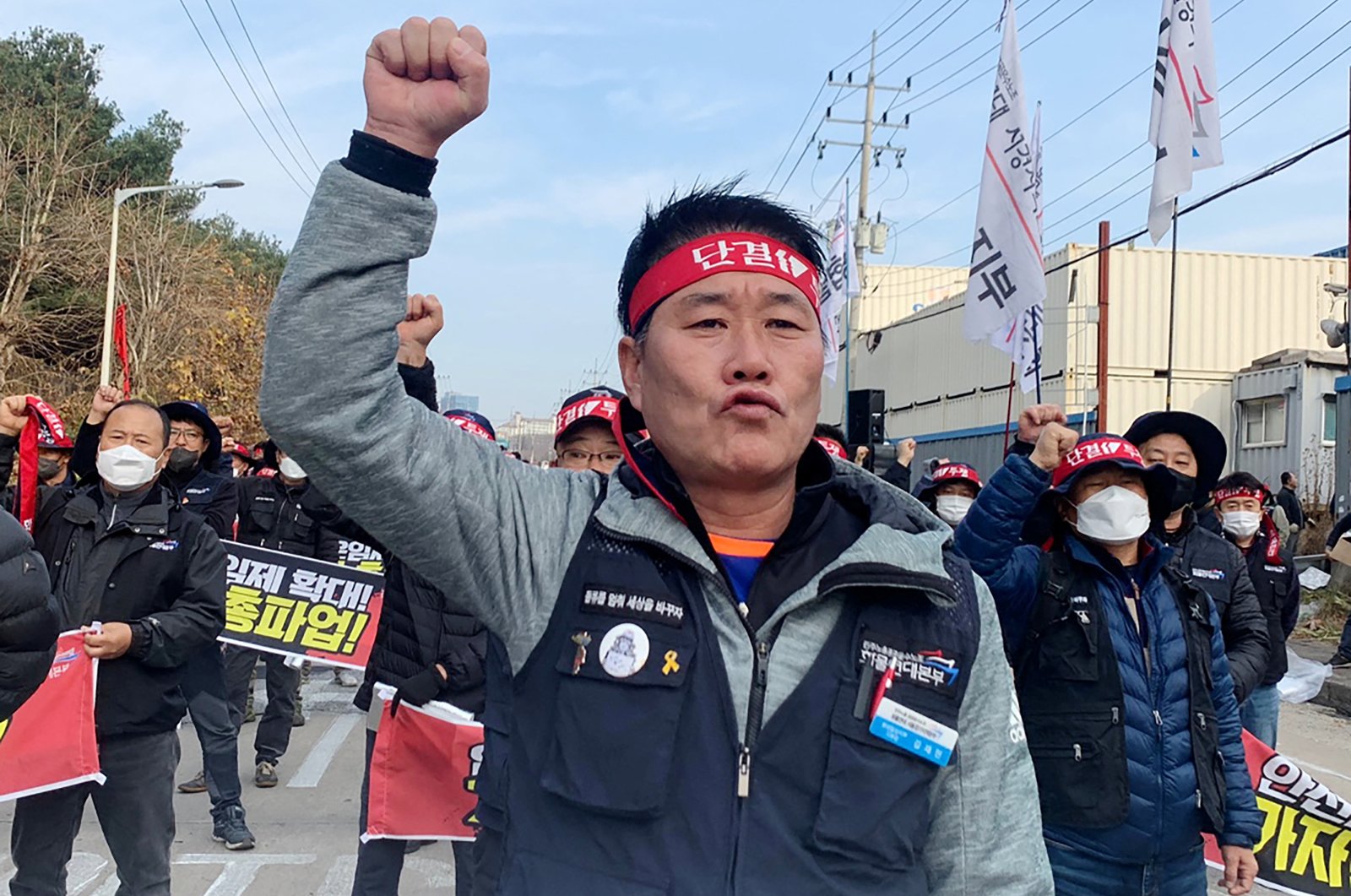 Unionized truckers shout slogans during their rally as they kick off their strike in front of transport hub Uiwang, south of Seoul, South Korea, Nov. 24, 2022. (Reuters Photo)