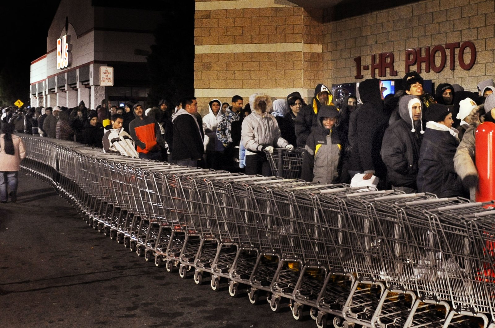 Shopping carts line the sidewalk outside Walmart to keep the waiting crowd in check, Virginia, U.S., Nov. 28, 2008. (Getty Images Photo)