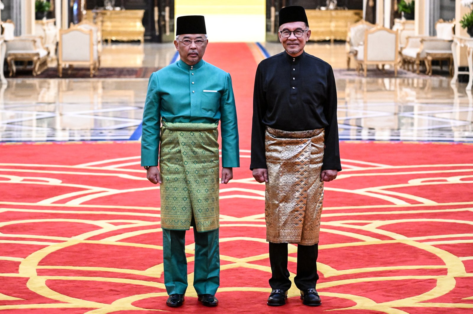 Malaysia&#039;s King Sultan Abdullah Sultan Ahmad Shah (L) and Malaysia&#039;s newly appointed Prime Minister Anwar Ibrahim pose for a photo, Kuala Lumpur, Malaysia, Nov. 24, 2022. (EPA Photo)