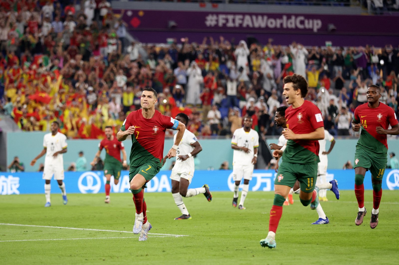 Ronaldo membuat sejarah Piala Dunia saat Portugal mengalahkan Ghana 3-2