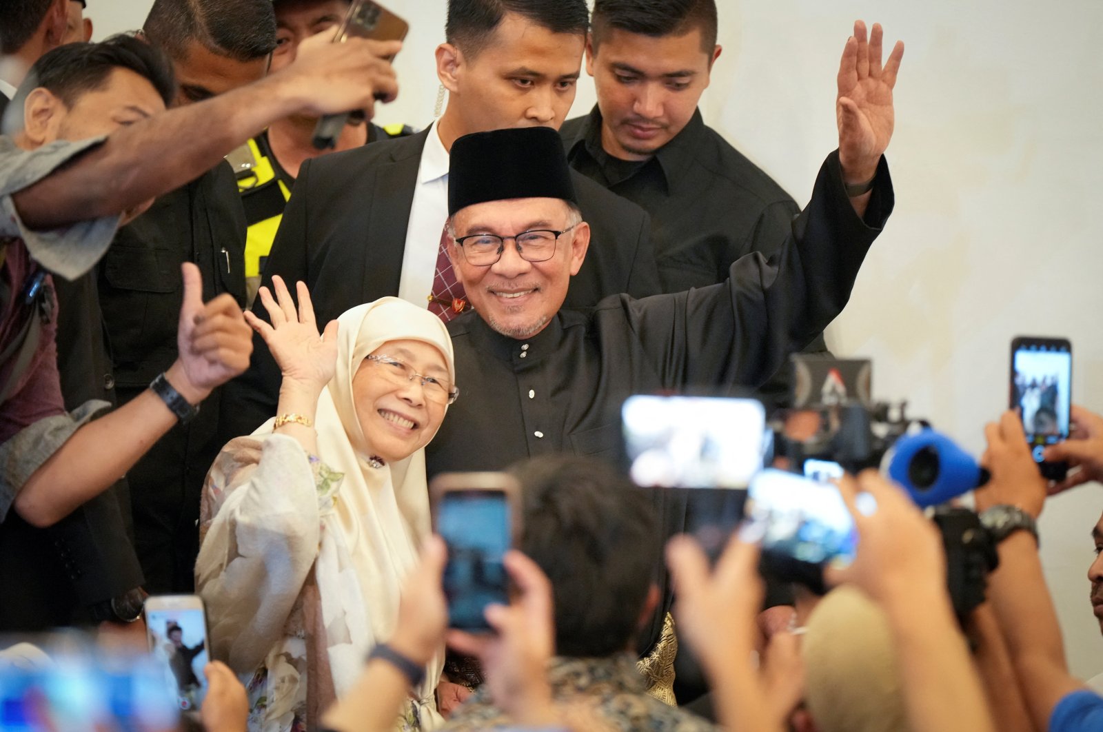 Malaysia&#039;s newly appointed Prime Minister Anwar Ibrahim and his wife Wan Azizah wave as they arrive at a gathering in Kuala Lumpur, Malaysia, Nov. 24, 2022. (Reuters Photo)