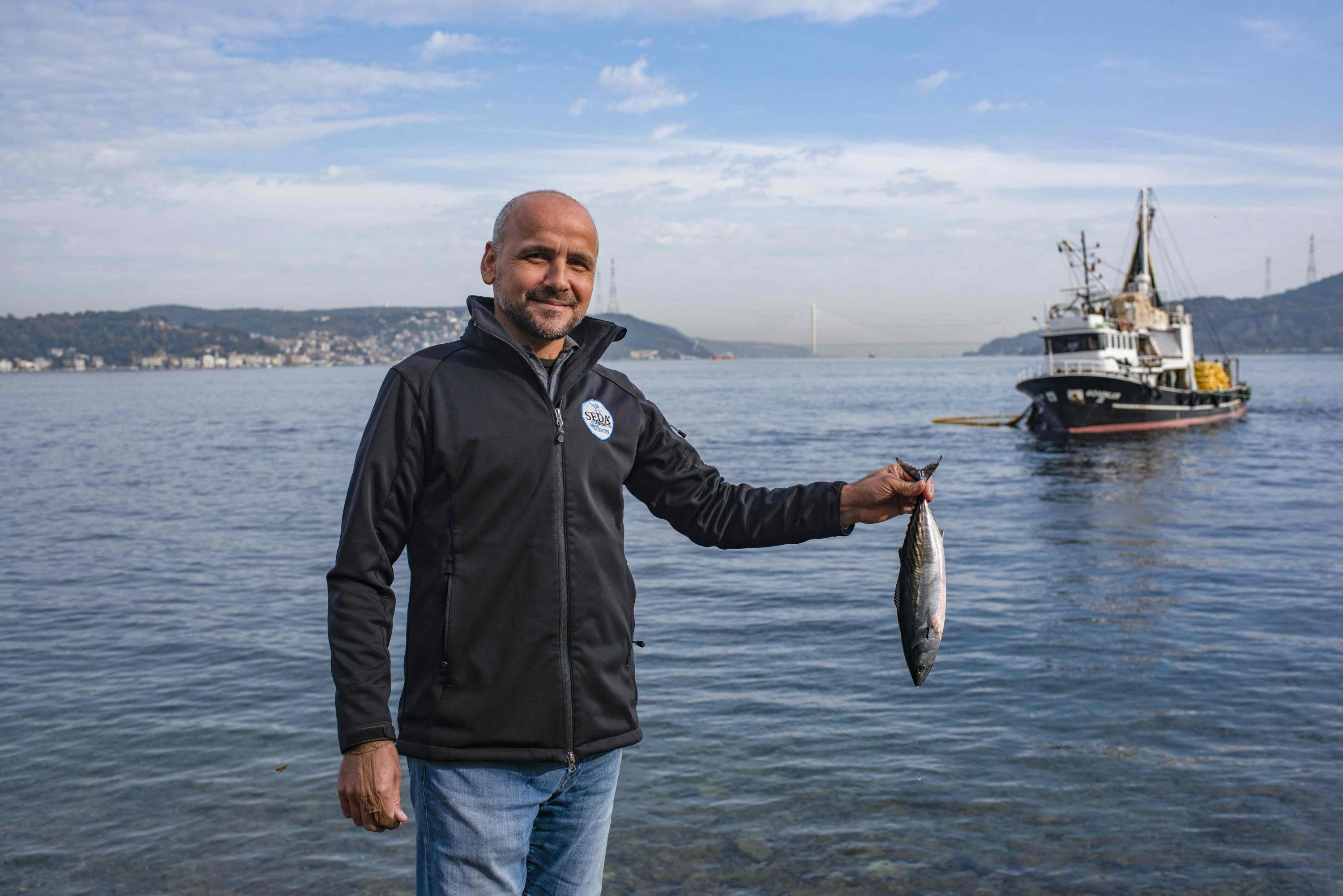 Mehmet Doğan, seorang nelayan amatir, berpose di tepi Bosporus, di Istanbul, Türkiye, 6 November 2022. (AFP Photo) 
