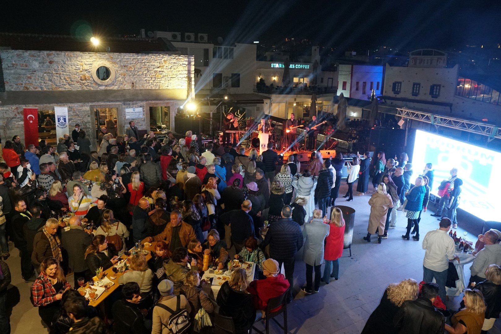 Pesta liburan walikota Bodrum untuk ekspatriat, di Muğla, Türkiye.  (Foto milik Leyla Yvonne Ergil)