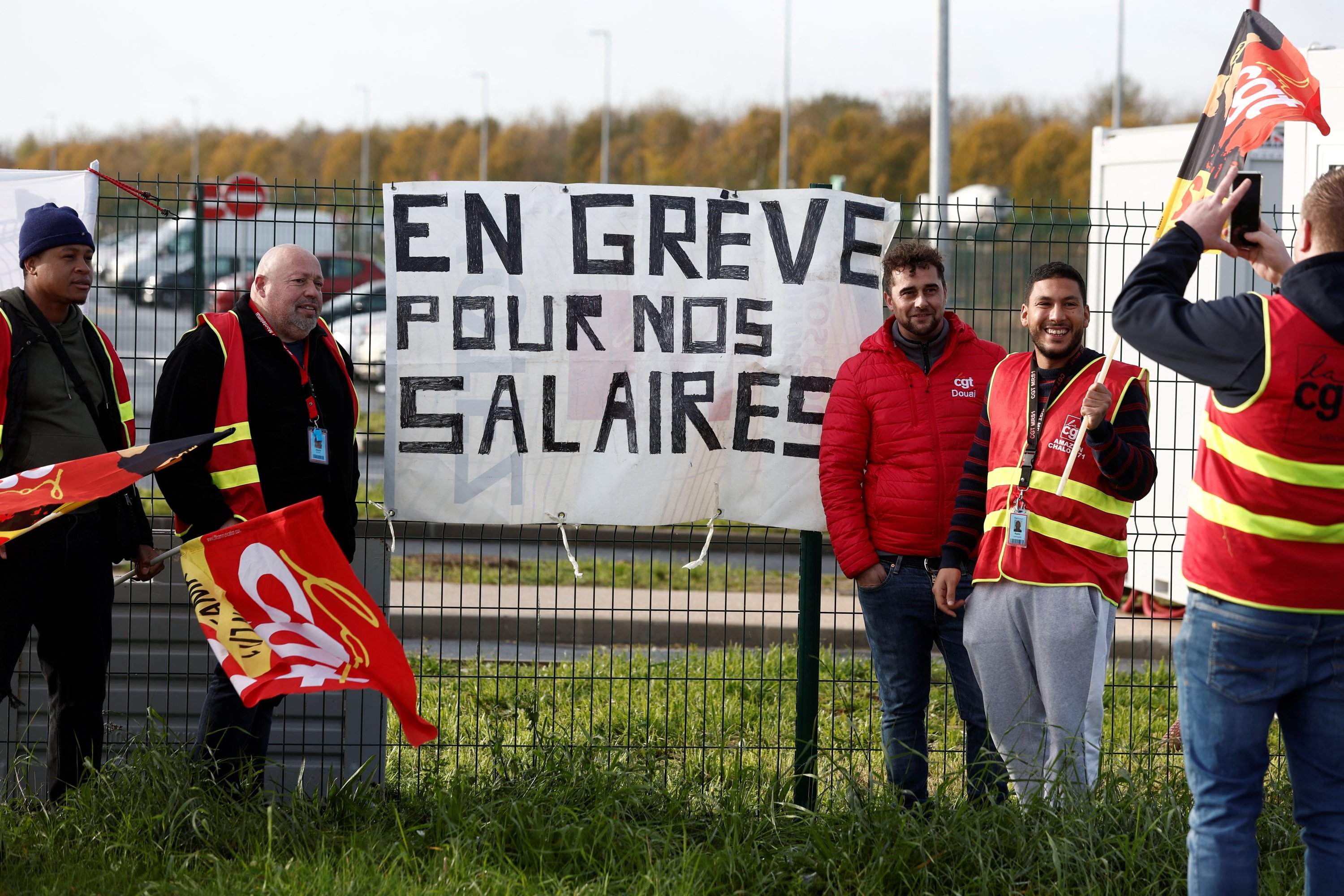 Serikat pekerja Prancis ikut serta dalam protes di samping poster bertuliskan '' Mogok untuk gaji kami '' di Paris, Prancis, 25 November 2022. (Foto Reuters)