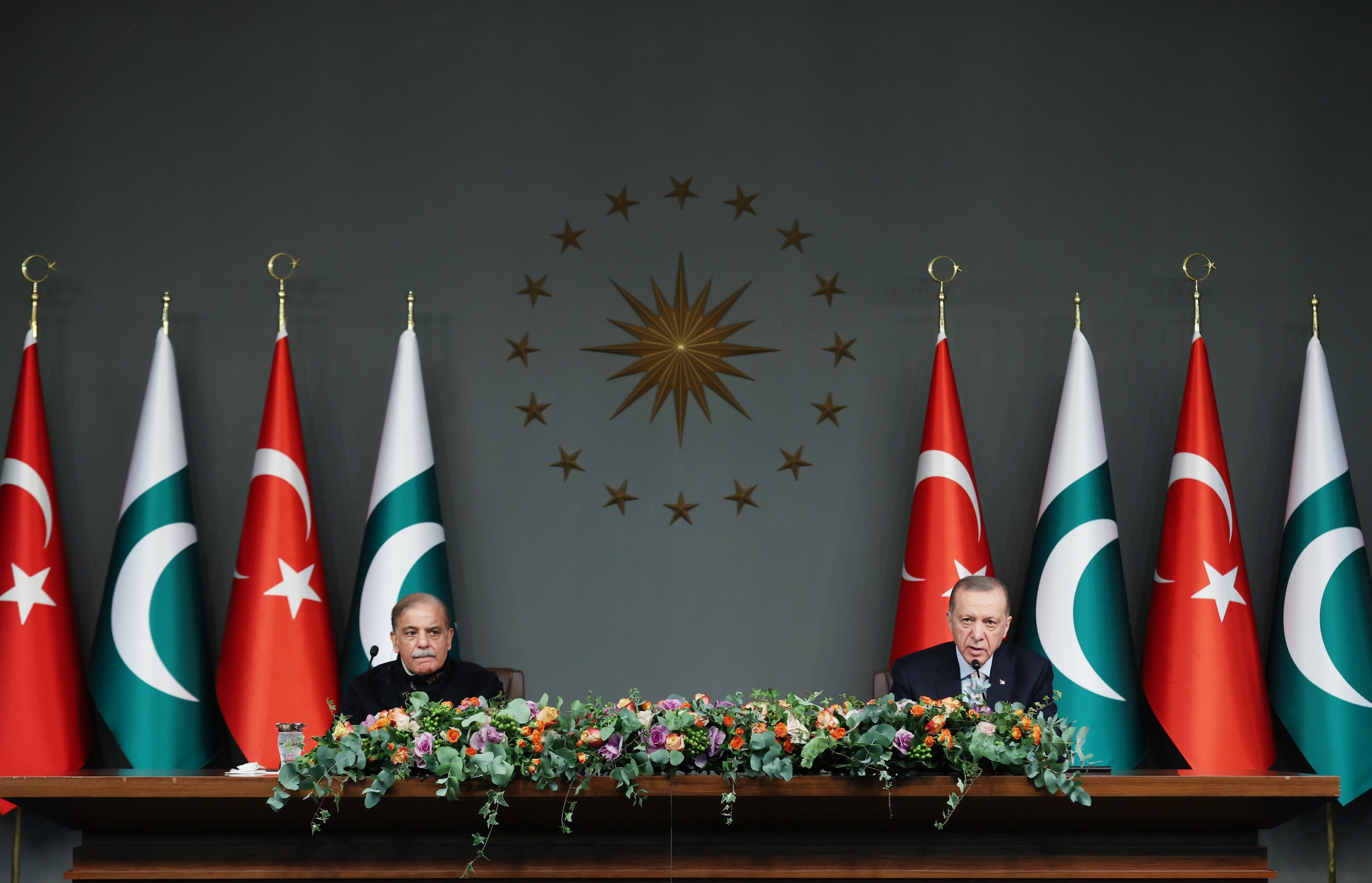 Presiden Recep Tayyip Erdoğan (kanan) dan Perdana Menteri Pakistan Shahbaz Sharif selama konferensi pers bersama, di Istanbul, Türkiye, 25 November 2022. (Foto AA)