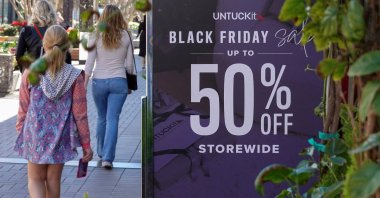 A Black Friday sale sign is seen at a shopping mall in San Diego, California, U.S., Nov. 23, 2022. (Reuters Photo)