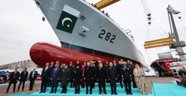 President Recep Tayyip Erdoğan (C), Pakistani Prime Minister Shahbaz Sharif (4th from L) and other officials are seen during the launching ceremony for PNS Kaibar, the third of the four MILGEM corvettes built by Türkiye for Pakistan, in Istanbul, Türkiye, Nov. 25, 2022. (AA Photo)
