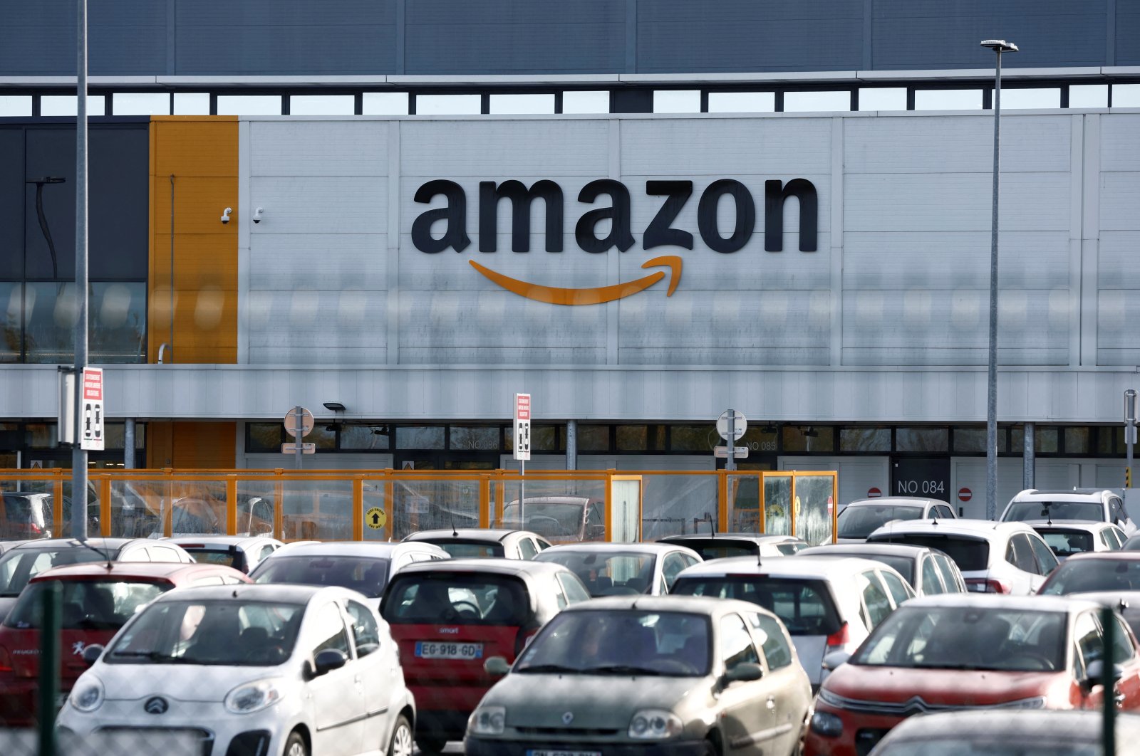 Pekerja Amazon di seluruh dunia menyerukan untuk mogok pada Black Friday