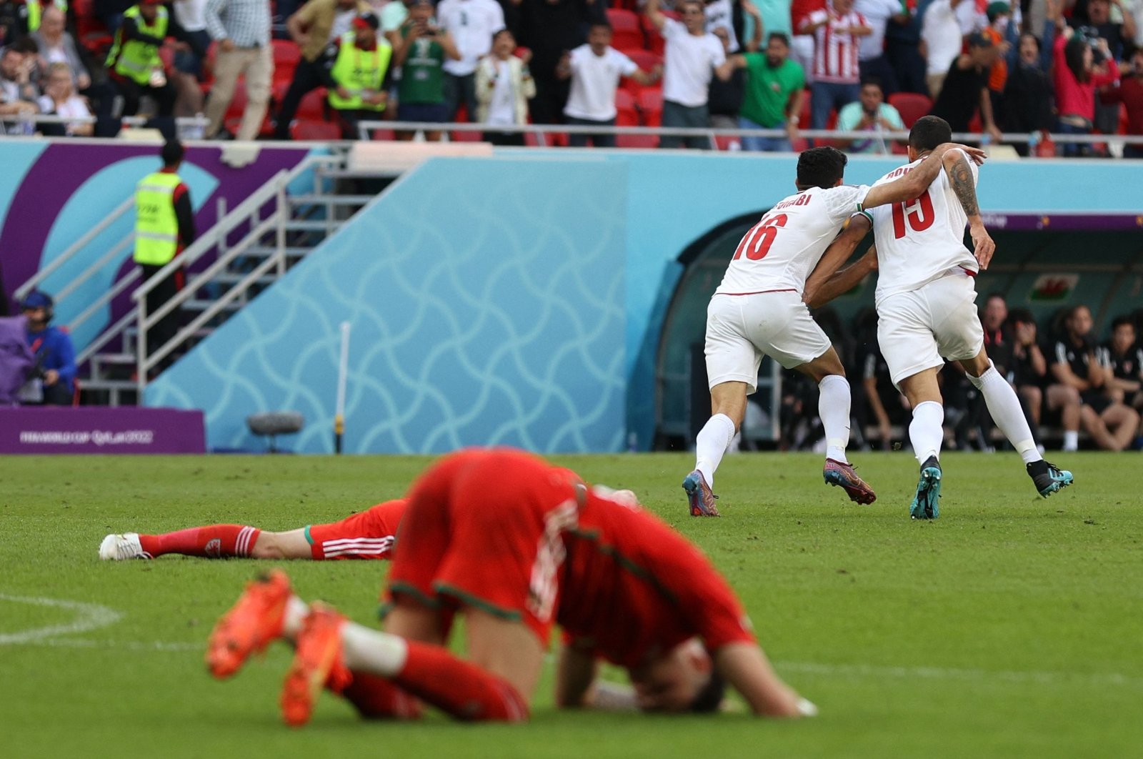 Nafas terakhir mengejutkan Wales saat Iran merasakan kemenangan dengan kemenangan 2-0
