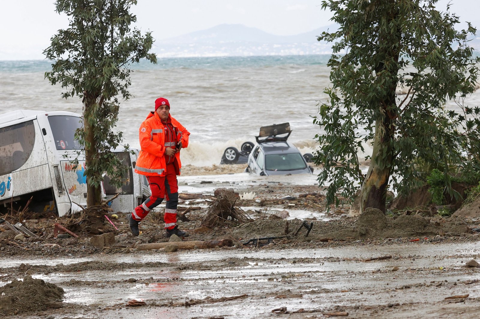 Hujan deras menyebabkan tanah longsor di pulau Italia, belasan orang hilang