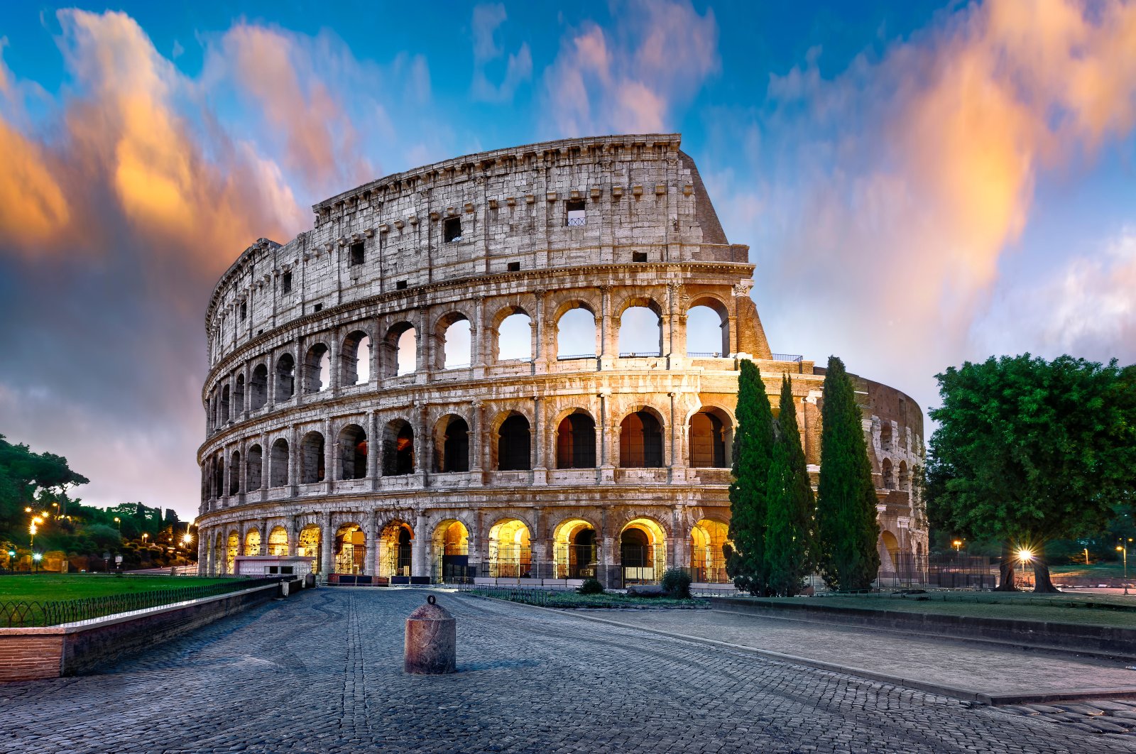 Gladiator wannabes ditangkap karena menindas turis demi uang tunai di Roma
